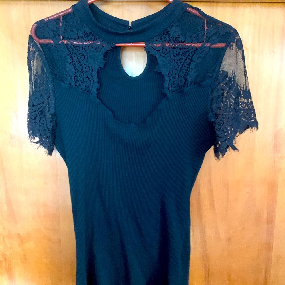 Black lace key hole rib top